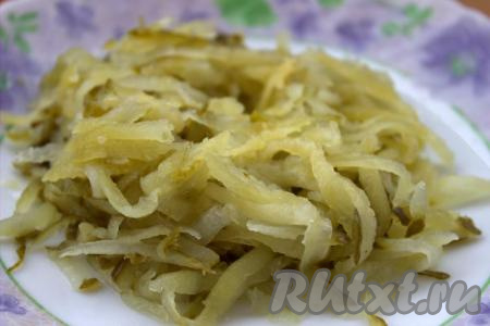 Солёные огурцы натереть на средней тёрке (по желанию, можно нарезать мелкими кубиками).