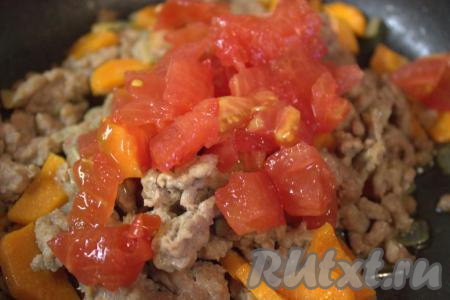 Помидор нарезать небольшими кубиками (я не снимала кожицу с помидора), добавить в сковороду к фаршу и овощам, хорошо перемешать.