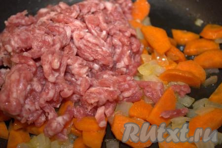 Затем в сковороду с обжаренными овощами выложить фарш (я использовала покупной фарш, но можно приготовить фарш в домашних условиях, пропустив кусочек мяса через мясорубку). Обжаривать фарш с луком и морковью на среднем огне 15 минут, помешивая и разбивая комочки мяса.