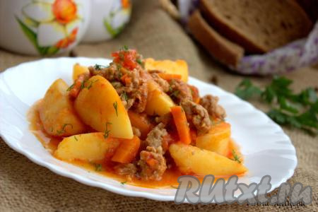 Картошка, тушёная с фаршем на сковороде