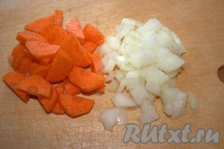 Морковь очистить, промыть и нарезать полукольцами. Лук очистить, нарезать на небольшие кубики.