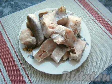 Нарезать рыбу на части шириной около 3-4 см.