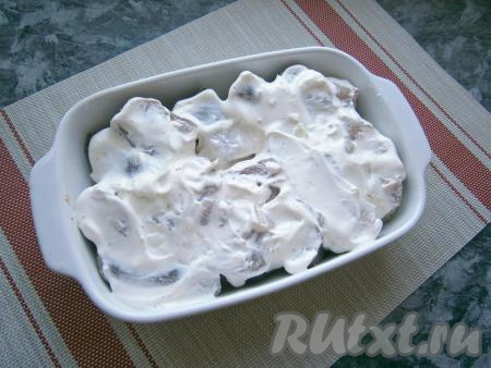 Всю рыбу покрыть смесью сметаны, специй и чеснока.