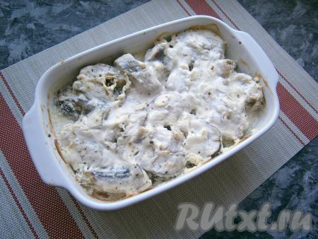 Запекать хека в сметане в разогретой до 180-190 градусов духовке 35-40 минут.