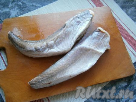 Хека предварительно разморозить, если есть чешуя - очистить, обрезать все плавники, удалить внутренности, хорошо рыбу промыть. Морковь, чеснок и лук очистить.