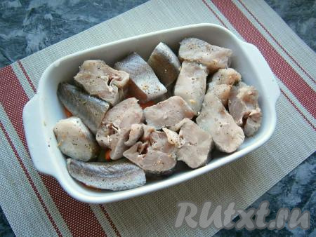 Кусочки хека посолить, посыпать специями и лимонным перцем, выложить в один слой на лук с морковью.