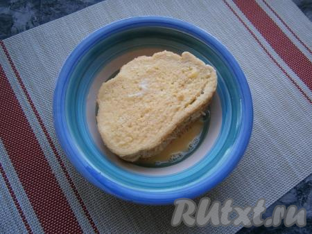 Каждый бутерброд обмакнуть с обеих сторон в яйцо.