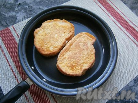 Затем бутерброды с сыром сразу выкладывать на сковороду, разогретую с растительным маслом, и жарить до румяности с двух сторон &nbsp;(по 2-3 минуты с каждой стороны, чтобы сыр внутри расплавился) на небольшом огне.