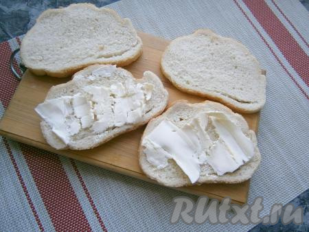 2 кусочка батона смазать сливочным маслом.