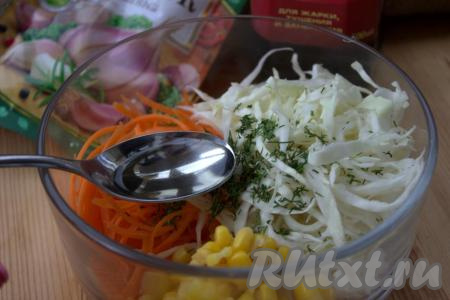 Посолить и приправить специями салат по вкусу, добавить гранулированный чеснок (можно использовать 1-2 зубчика свежего чеснока, пропустив их через пресс), влить масло.