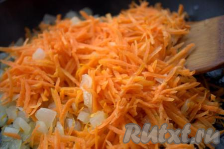 В сковороде разогреть растительное масло, выложить&nbsp;лук и обжаривать его на среднем огне до прозрачности, не забывая помешивать (обжариваем, примерно, 2-3 минуты). На средней тёрке натереть очищенную морковь и добавить в сковороду к&nbsp;луку. Обжаривать овощи на среднем огне в течение 5 минут, периодически помешивая.