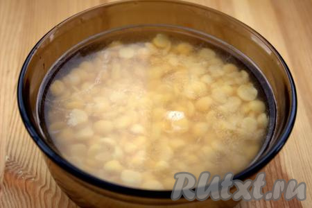 Горох тщательно перебрать, удаляя мусор и плохие горошины, затем промыть и залить холодной водой (вода должна полностью покрыть его) и оставить на ночь. Утром слить воду, ещё раз тщательно промыть горох.