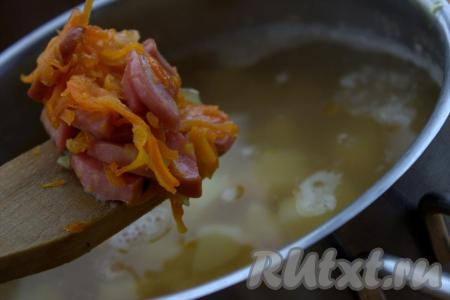 Когда картошка станет мягкой, в гороховый суп выложить обжаренные овощи с сосисками. Добавить специи и лавровый лист, при необходимости, долить нужное количество воды и досолить. Довести до кипения, а затем потомить суп на небольшом огне в течение&nbsp;5 минут. Выключить огонь, накрыть крышкой и дать супу постоять, примерно, 10 минут.