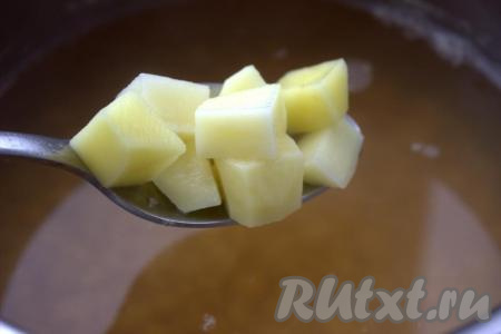 Спустя 25 минут, с начала варки гороха, добавить в кастрюлю очищенную и нарезанную средними кубиками картошку, немного посолить и варить на среднем огне, примерно, 15 минут.