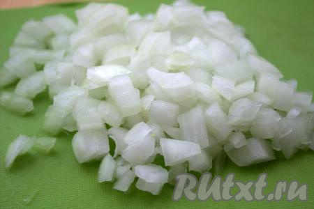 Репчатый лук очистить и нарезать средними кубиками.