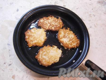 Жарить яблочные драники на среднем огне, как обычные оладьи, до румяности с двух сторон.