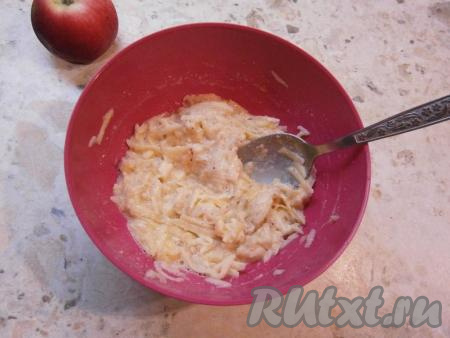 Тщательно перемешать получившуюся яблочную массу, она должна быть похожей на тесто для оладий.