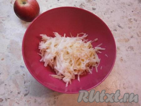 Яблоки очистить от кожуры и семян, натереть на крупной тёрке.