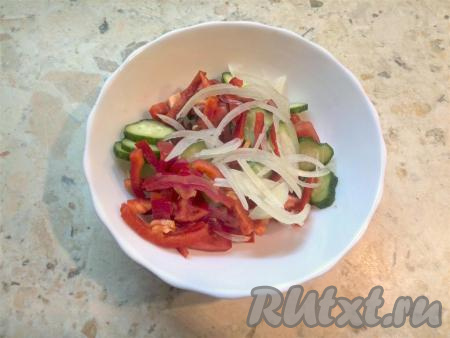  Добавить нарезанный соломкой болгарский перец и нарезанный тонкими полукольцами репчатый лук.