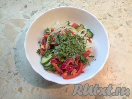 В салат из помидоров, болгарского перца, лука и огурцов добавить измельчённую петрушку, влить заправку из лимонного сока и масла.