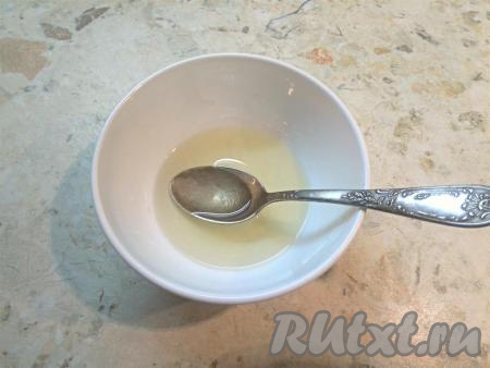 В отдельную тарелку влить растительное масло, добавить сахар и лимонный сок, тщательно размешать, чтобы сахар растворился, и заправка для салата готова.