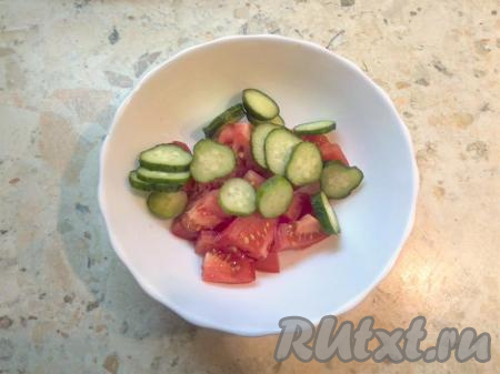 Лук очистить, удалить плодоножку и семена из болгарского перца. Нарезать помидоры дольками, небольшие огурцы - кружочками.