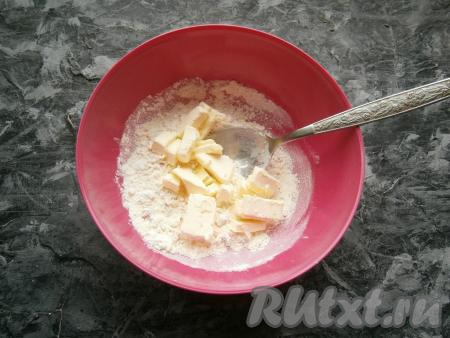 Перемешать и добавить немного размягчённое сливочное масло, нарезанное кусочками.