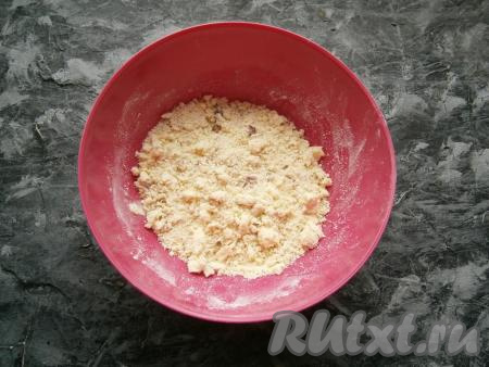 Руками перетереть получившуюся смесь в крошку, которая должна быть не слишком мелкой.