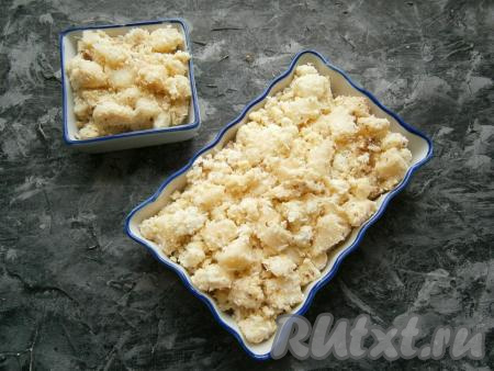 Любые формочки (или одну форму) смазать чуть сливочным маслом и выложить подготовленную массу.