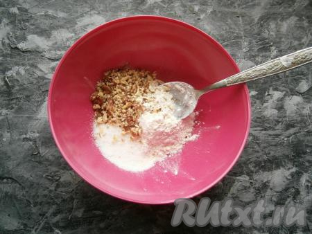 Сливочное масло заранее достать из холодильника, чтобы оно немного размягчилось. Приготовить крошку для крамбла, для этого нужно в миску всыпать сахар, муку, добавить грецкие орехи.