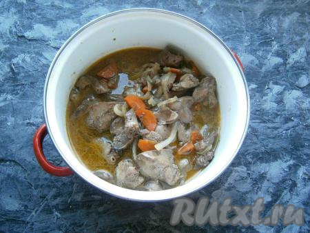 Перемешать и обжаривать также&nbsp;на сильном огне до испарения жидкости и лёгкого зарумянивания субпродуктов. Переложить содержимое сковороды в кастрюлю, влить 100 мл горячей воды. Если нальёте больше, субпродукты будут не тушиться, а вариться.