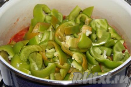 Болгарский перец, очищенный от плодоножек&nbsp;и от семян,&nbsp;крупно нарезать и добавить в закипевшую томатную массу.