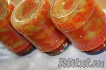 Закрутить (или закатать)&nbsp;банки с лечо прокипячёнными крышками и перевернуть кверху дном. Укутать банки в одеяло и оставить до полного остывания, а затем переставить в кладовку или погреб.