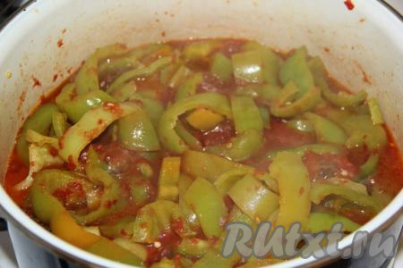 Перемешать болгарский перец с томатной массой и довести до кипения. Варить лечо с момента закипания 30 минут на небольшом огне, периодически аккуратно перемешивая.