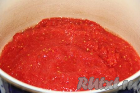 Пропустить вымытые помидоры через мясорубку и выложить в кастрюлю.