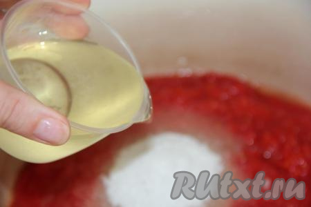 Сюда же влить растительное масло, перемешать и поставить кастрюлю на средний огонь, довести томатную массу до кипения.