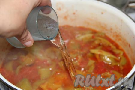 В конце варки влить уксус, перемешать и снять кастрюлю с огня.