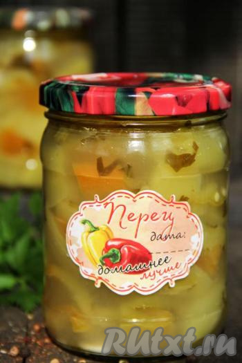 Болгарский перец, маринованный с петрушкой и чесноком, получается аппетитным, в меру остреньким, очень вкусным и ароматным. Такая закуска станет отличным дополнением ко многим блюдам в холодные зимние дни, попробуйте!