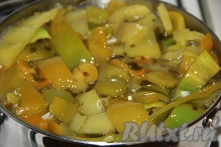 Перец перемешать с маринадом, довести до кипения и варить на среднем огне до тех пор, пока перец не обмякнет и не станет покрыт полностью маринадом (примерно, 5-7 минут). С этого момента варить перец на небольшом огне 5 минут.&nbsp;