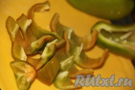 Вымыть болгарский перец, удалить плодоножки и семена. Нарезать перец широкими&nbsp;полосками.&nbsp;