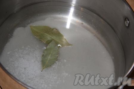 Для приготовления маринада влить воду в кастрюлю, добавить масло, сахар, уксус, лавровые листья и соль.