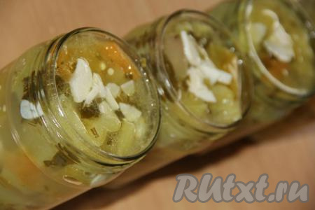 Разлить горячий маринад по банкам.