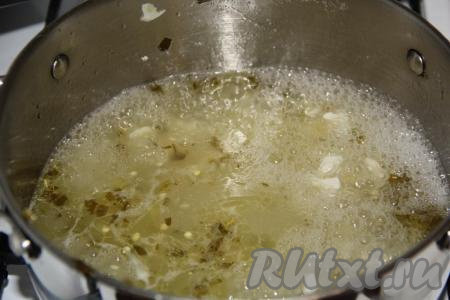 Оставшийся маринад довести до кипения.