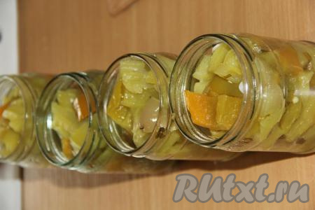 Банки предварительно вымыть и простерилизовать. Снять кастрюлю с огня и разложить перец в банки без маринада!