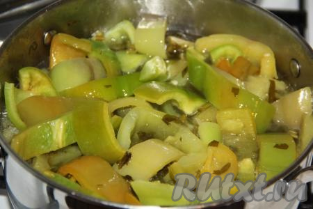Как только маринад закипит, выложить в кастрюлю перец. Сначала перца будет много, но затем он обмякнет.