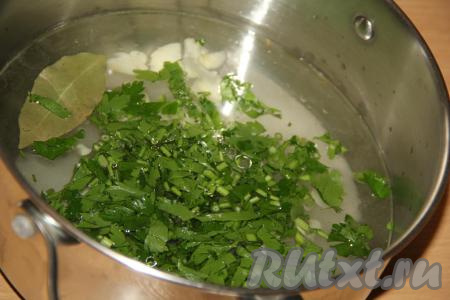 Чеснок очистить и нарезать на пластинки. Петрушку вымыть и мелко нарезать. Добавить петрушку и чеснок в кастрюлю с маринадом и поставить на огонь.