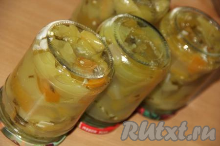 Закрутить (или закатать) банки с маринованным перцем прокипячёнными крышками, перевернуть вверх дном, а затем, укутав в одеяло, оставить до полного остывания. Остывшие баночки убрать на хранение в кладовку.