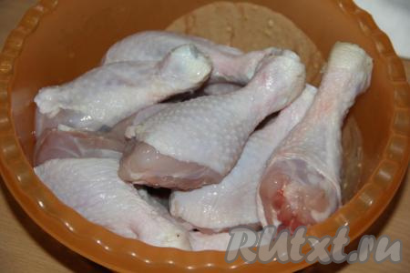 Разделить маринад на две части. Одну часть маринада добавить к куриным ножкам и хорошо перемешать.&nbsp;