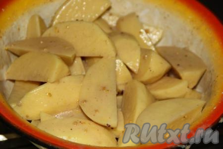 Картофель очистить и нарезать крупными дольками. Во вторую часть маринада влить 3 столовые ложки растительного масла, перемешать, добавить дольки картошки и тщательно перемешать. Оставить куриные ножки и картофель мариноваться на 1 час при комнатной температуре.