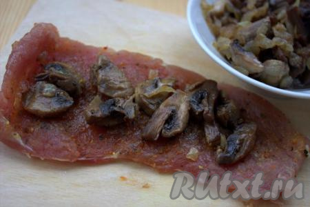 На каждый пласт свинины выложить по 1-2 чайных ложки грибной начинки.